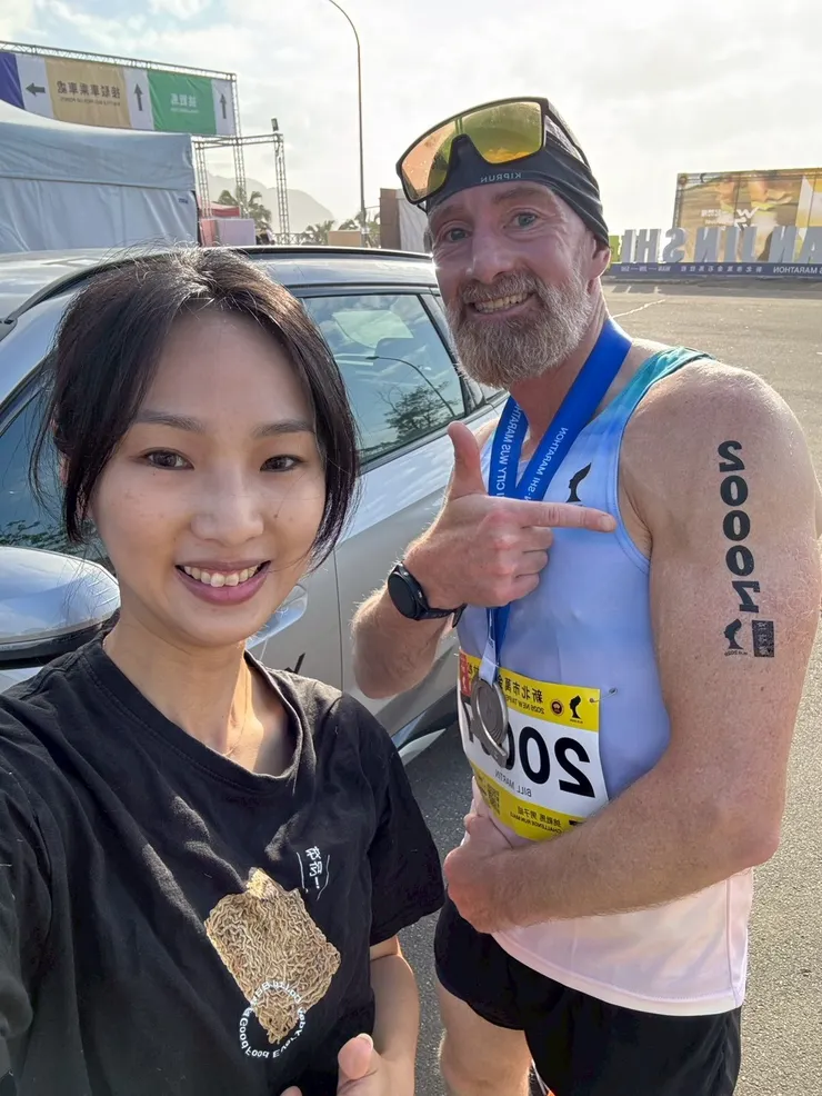 圖說：日日好食首次與萬金石馬拉松合作，獨家贊助選手紋身貼紙，陪伴大家一起揮灑汗水，用健康創造理想生活。（資料來源：日日好食）