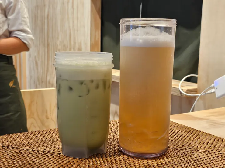 #左邊是茉香奶吟釀;右邊則是晨露青茶