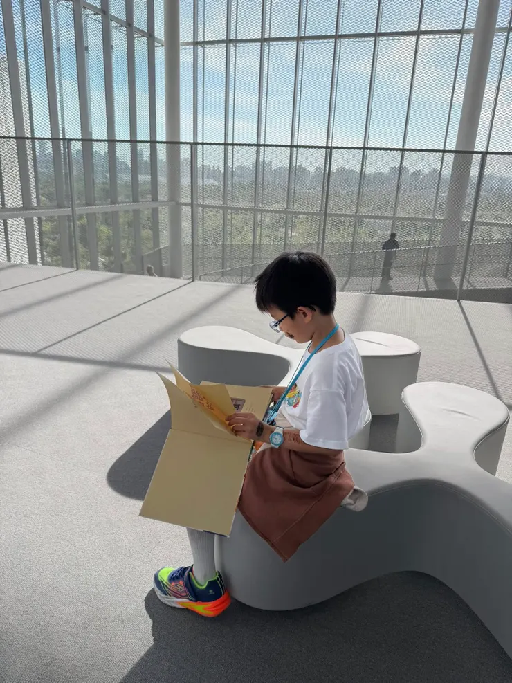 《綠美圖》臺中市立美術館挑高大廳斜坡最頂層陳列藝術相關書籍。