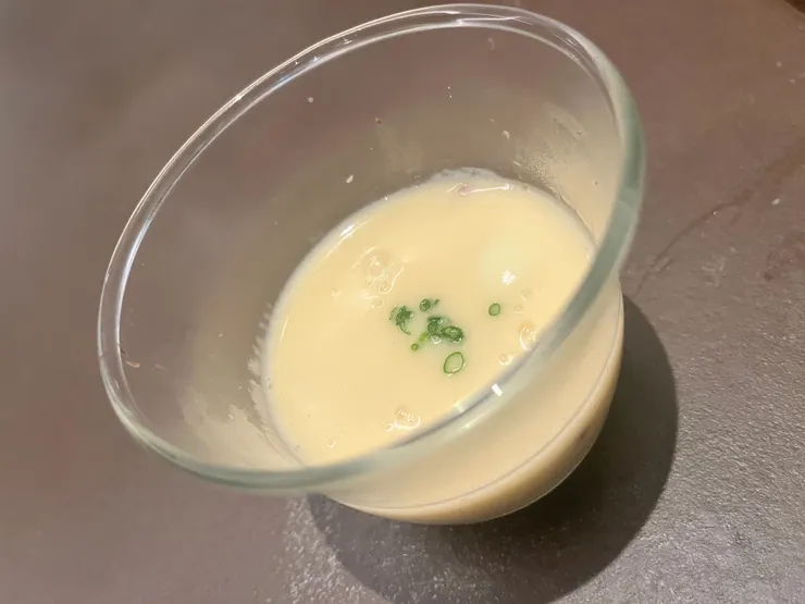 這道拍起來一定很醜但味道挺有趣的。
