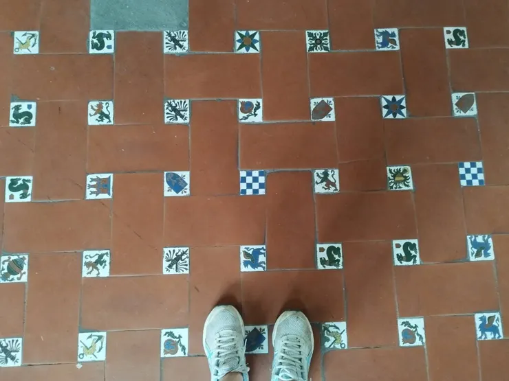 托雷多火車站地面上的磁磚圖徽