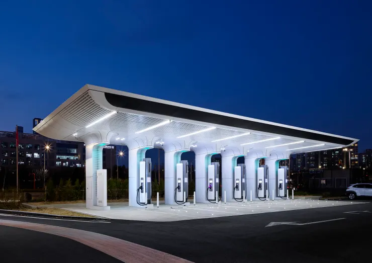 E-pit充電站設置於高速公路休息區