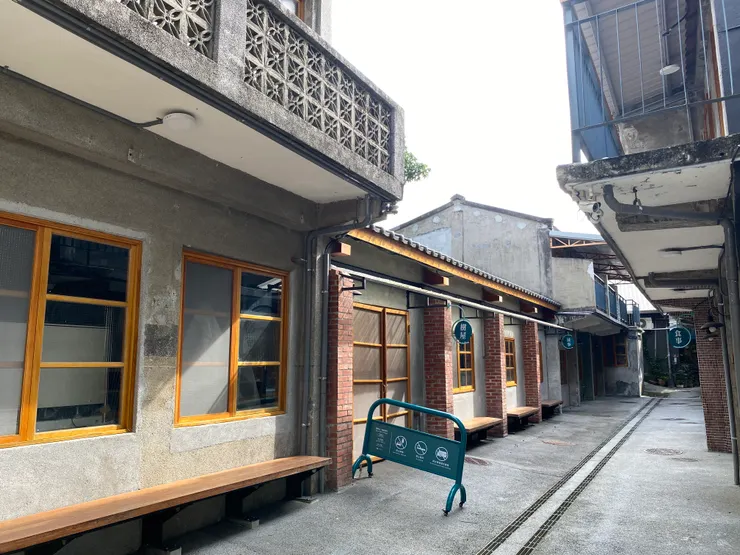 煥民新村多棟宿舍已修復完成。不過早期開拆時，許多原木料被載走，因此只能以全新建材進行整修，少了些歷史況味。（拍攝日期：2025/7）