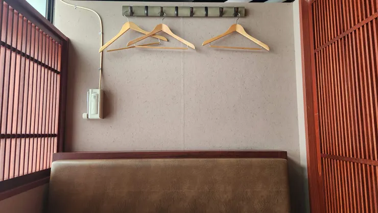 也很貼心的附上衣架掛大衣