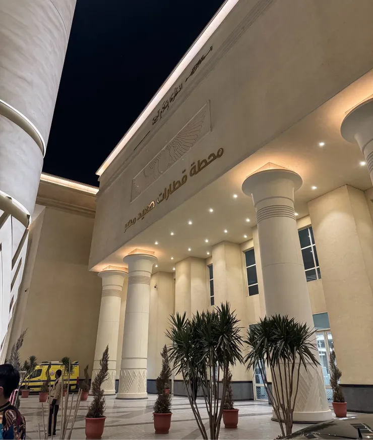 火車站外氣派的大門