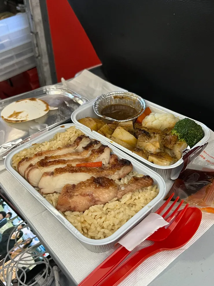 上面：黑胡椒烤雞 ; 下面：秦叔叔海南雞飯