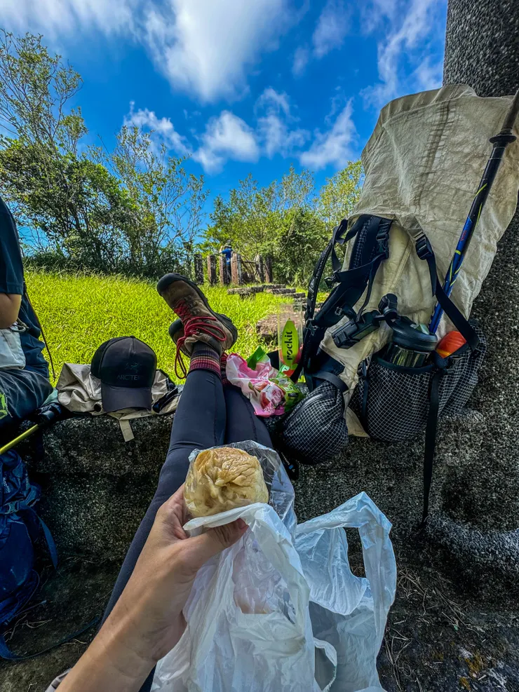 土地公廟吃肉包！補充體力～