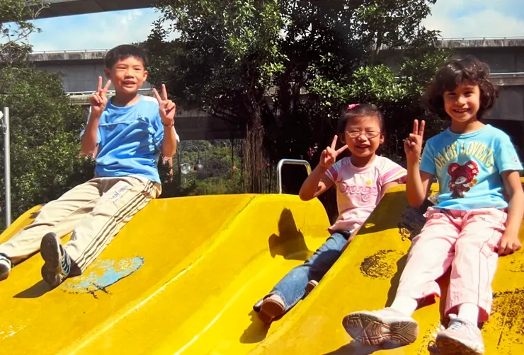 滑梯很燙的，還好小朋友都有穿長褲，溜滑梯不會燙到