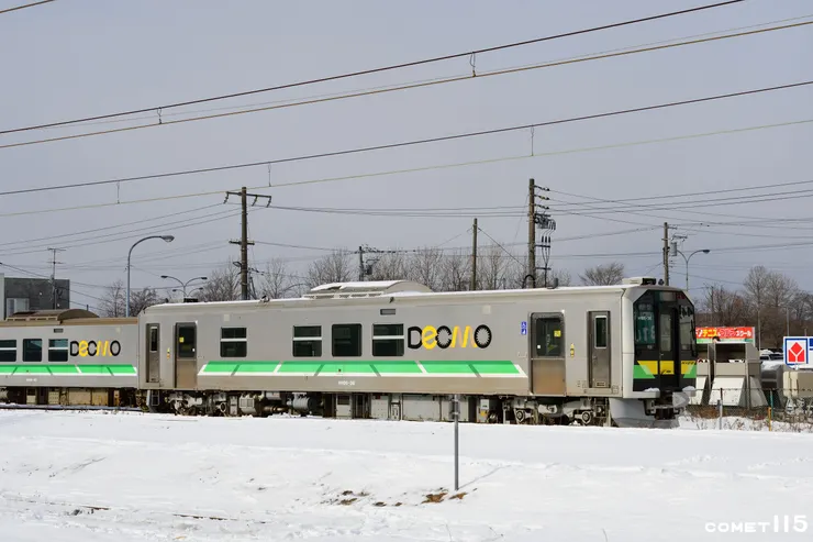 H100形車身寫有大大的「DECMO」暱稱，標誌著車輛動力的新技術