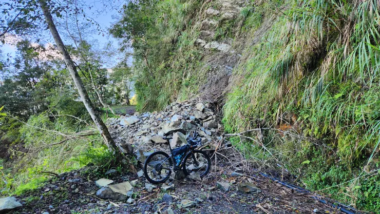 大概20~21k處，林道中斷。我看後面的路況還不錯，但是安全起見，我決定在此折返，前往西巒大山登山口。