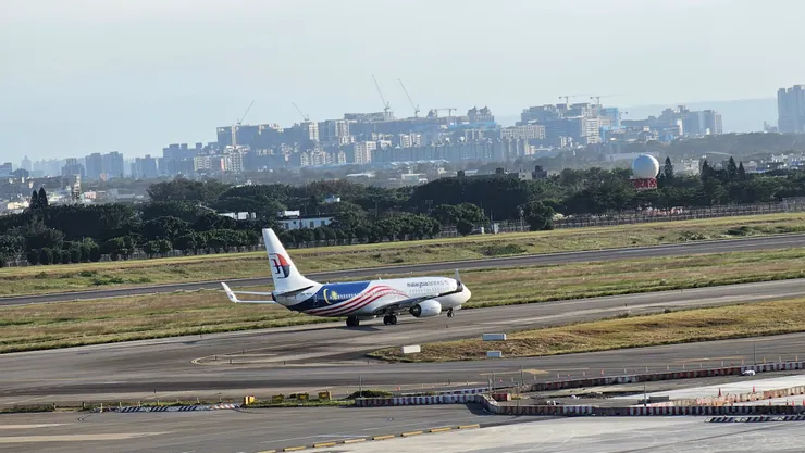 這是攝於桃機的馬航波音B737-800型窄體單走道小飛機!