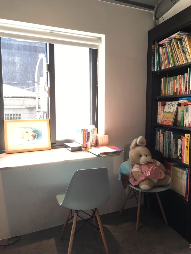 默默書店二樓靠窗區