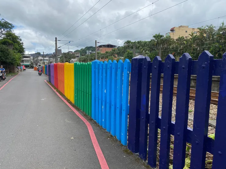 鐵道旁的彩色柵欄