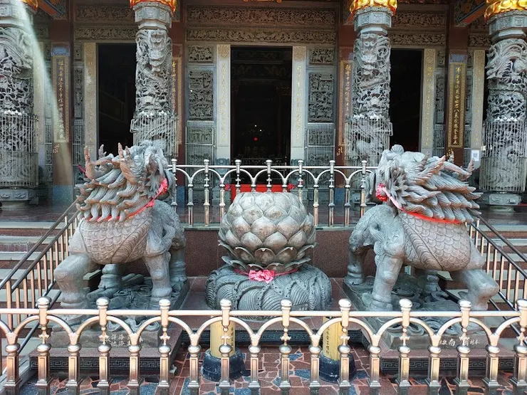 廟前特殊的靈獸與蓮花雕刻（圖片截圖於網路）