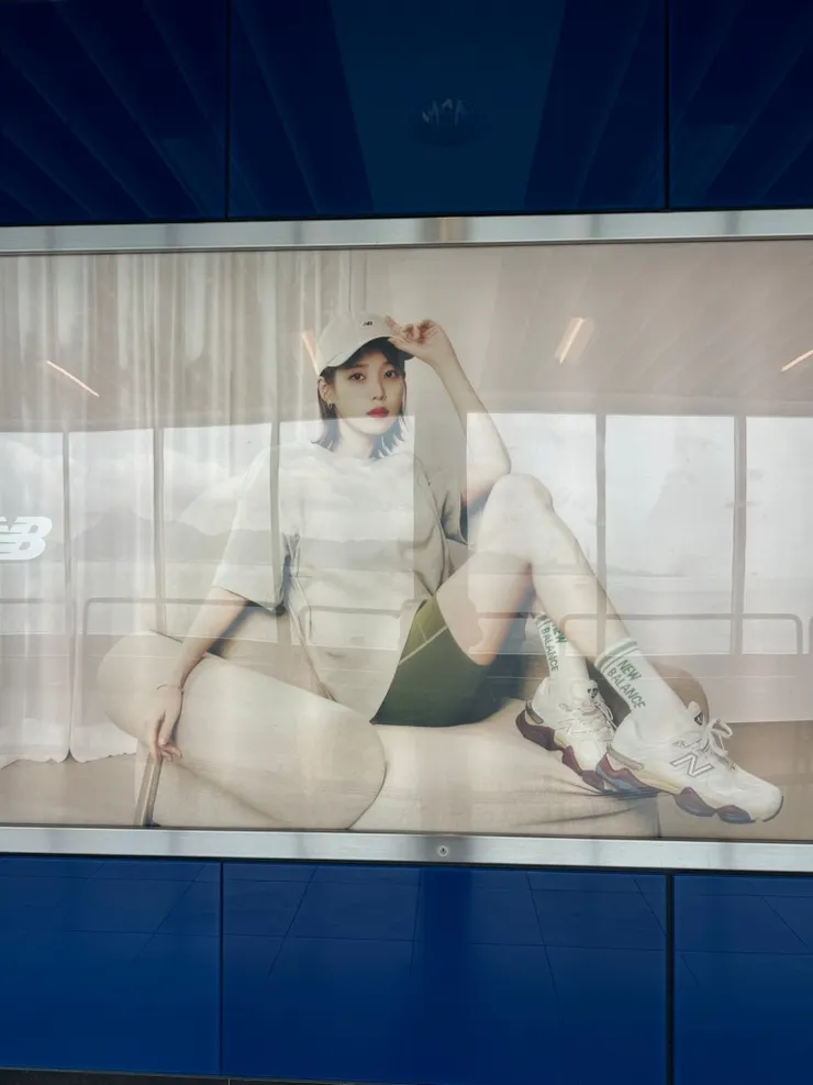 機場快線至亞博館的通道能看到很多NB廣告，大使威能