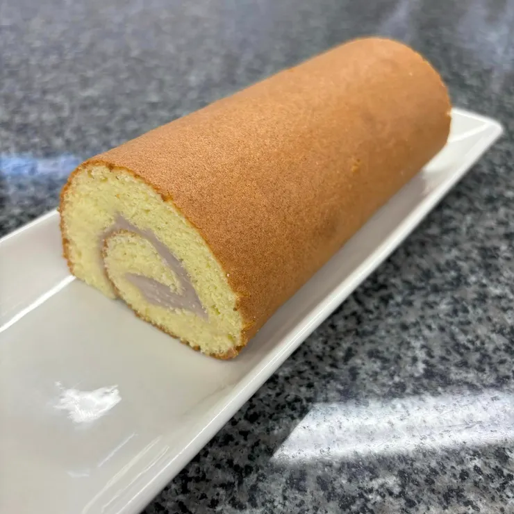 今天也練習捲蛋糕捲，要捲成漂亮的圓形不是很容易呢!