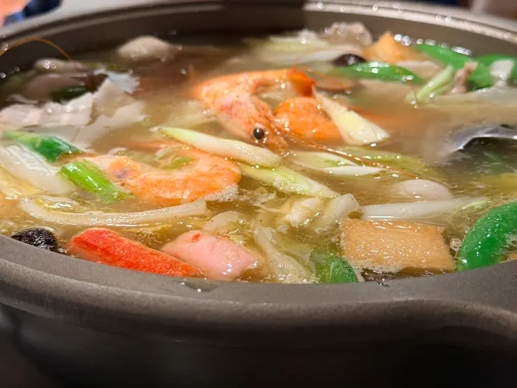 天氣剛好涼涼的，一鍋熱湯讓大家身子暖了起來！