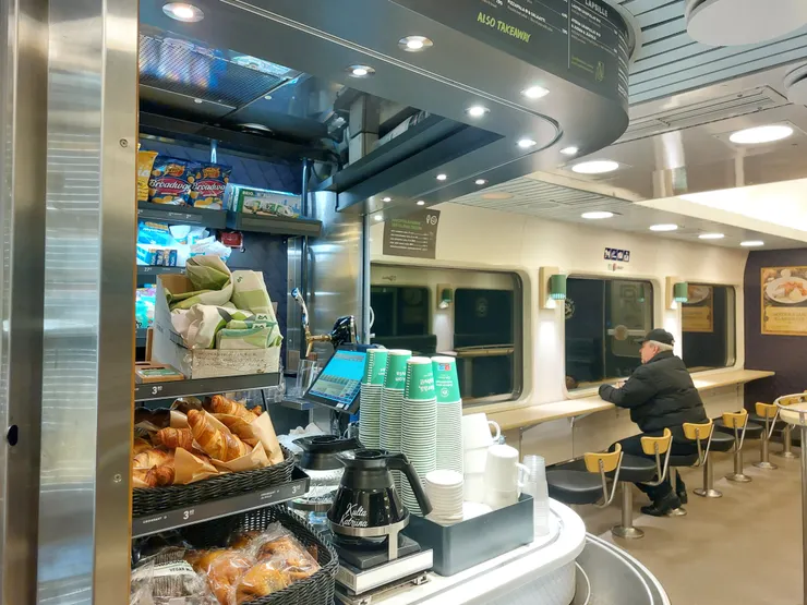 車上有販售食物，想吃宵夜不怕餓肚子。