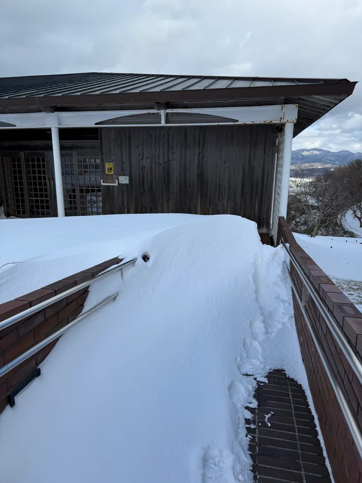 勝山館跡ガイダンス施設,對,積雪到門也被擋住了。