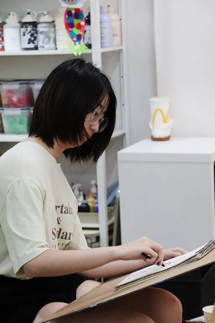 我在認真的作畫(因為肖像權的問題,我不方便放其他人的照片,所以在這邊我只放我自己的照片)