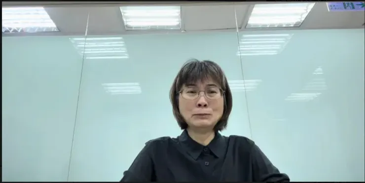 謝宜容邊看律師的小抄邊公開道歉