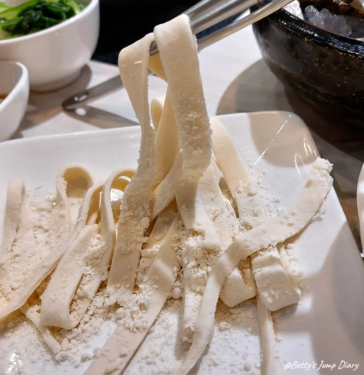 ▲荖子鍋PLUS家樂福平鎮店美食街內/ 圖片來源:Betty's Jump Diary