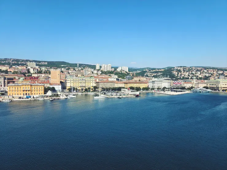 在船上回望里耶卡