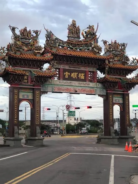 排樓上交趾陶、剪黏工藝（圖片截圖於網路）