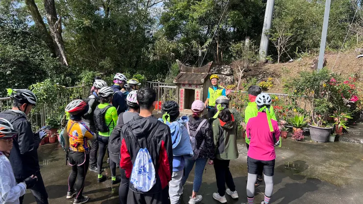 老貓騎車走讀帶導覽，退休生活多采多姿。( 攝影= 莊漢銓)