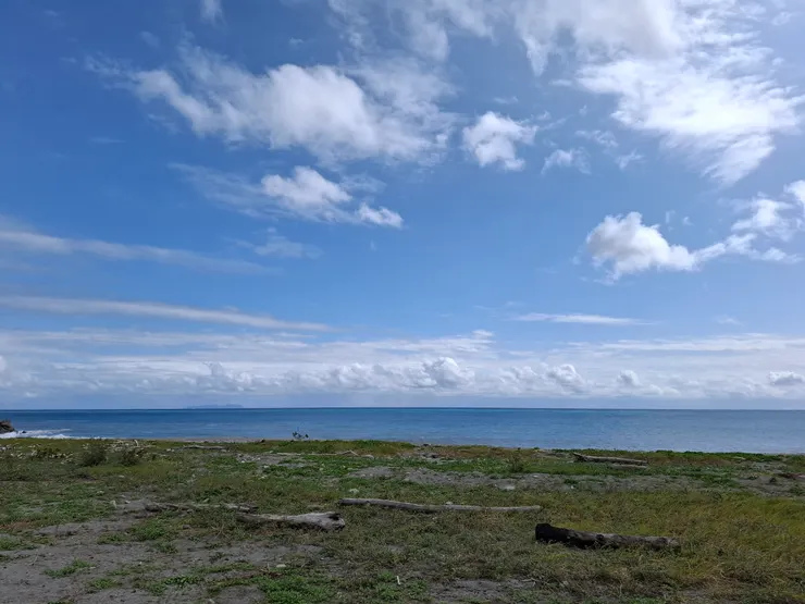  台東濱海公園海景｜戒藥期間騎車到海邊，藍色海面有層層漸層，天空乾淨、視野很開闊。在心悸、光線敏感與身體不適的狀態中，這片海讓我短暫轉移注意力，也留下這段期間最放鬆的一刻。
