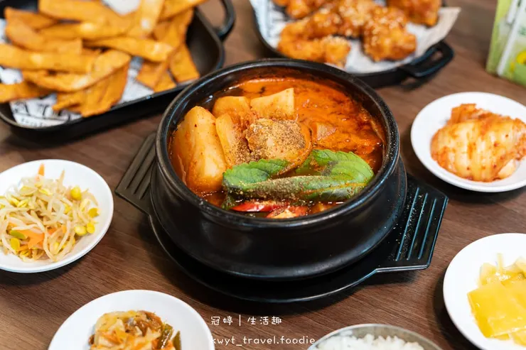 [安平平通路美食]庫霸豬肉湯飯，隱身平通路的道地馬鈴薯龍骨湯，道地韓式小菜無限量供應，安平午餐晚餐推薦，最新菜單