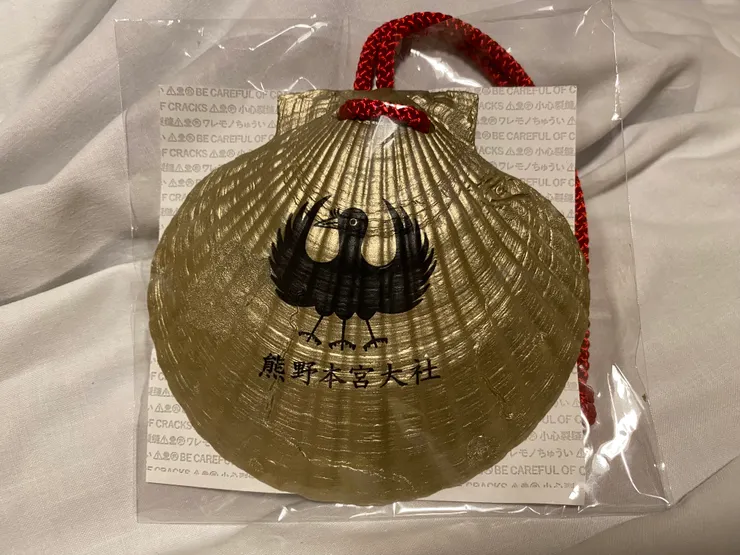 睡前看著今天拿到的金色貝殼，覺得感慨萬千。去了西班牙，又在熊野古道上半走半跑才拿到的珍貴寶物呀！