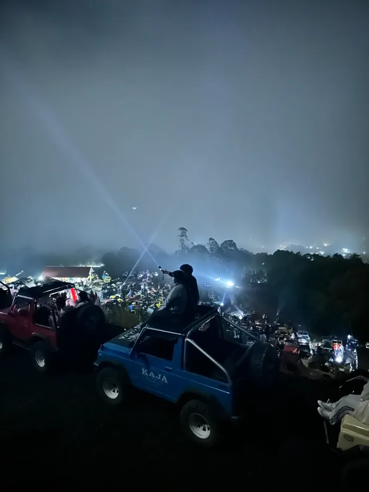 滿山谷的吉普車