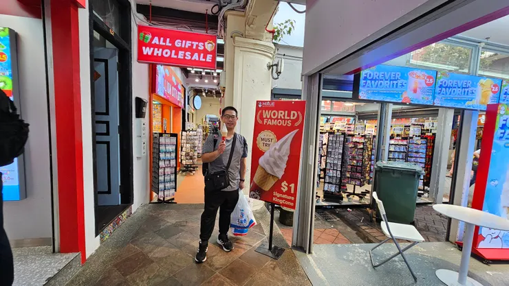 我手上拿的就是蜜雪冰城超好吃的1元新幣霜淇淋!