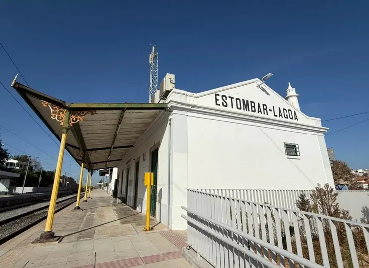 在這個車站下車，準備前往沙灘