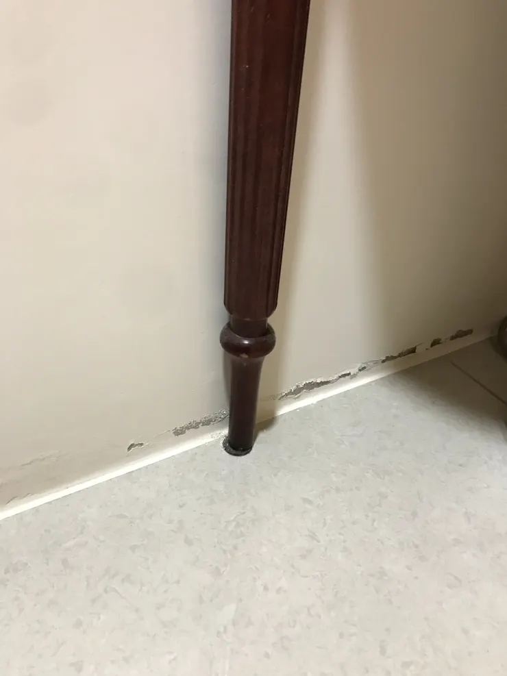 這是浴室門的另一側牆面情況，很明顯是地磚防水沒做好，讓水氣滲出來了