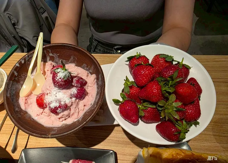 今日用餐主角。草莓限定甜點+草莓本人(搭配煉乳最美味)。