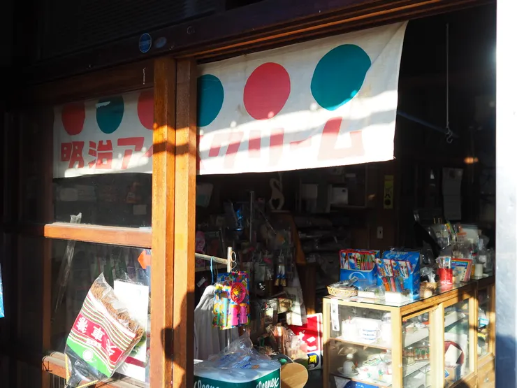 其實有很多台灣雜貨店也會賣的小玩具，非常復古