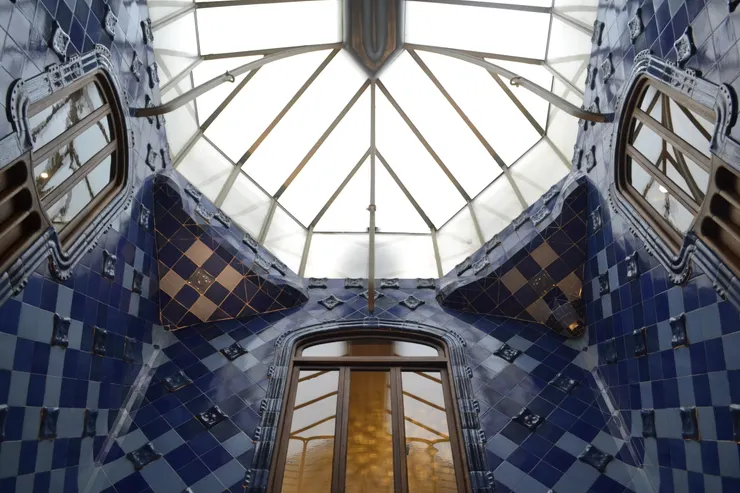 巴特婁之家內部的屋頂,有著自然透光的玻璃,以及在光線照射下像是置身於海底世界的藍色瓷磚。