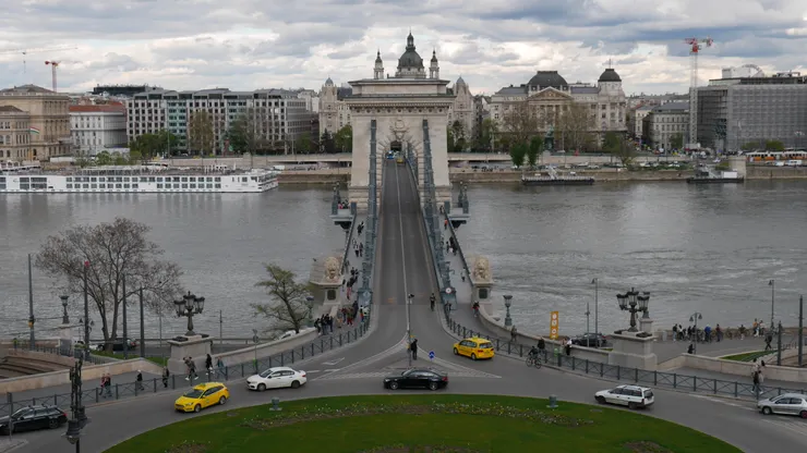 往河邊看又可以看到塞切尼鏈橋