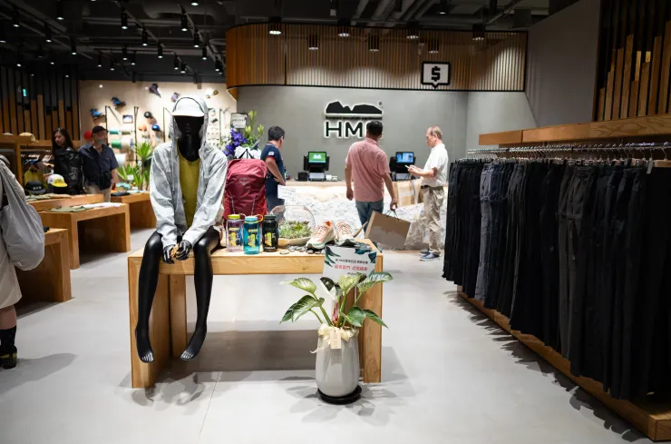 新的裝潢非常美，一樓維持服飾與繩索裝備為主，結帳區也變小變可愛了。