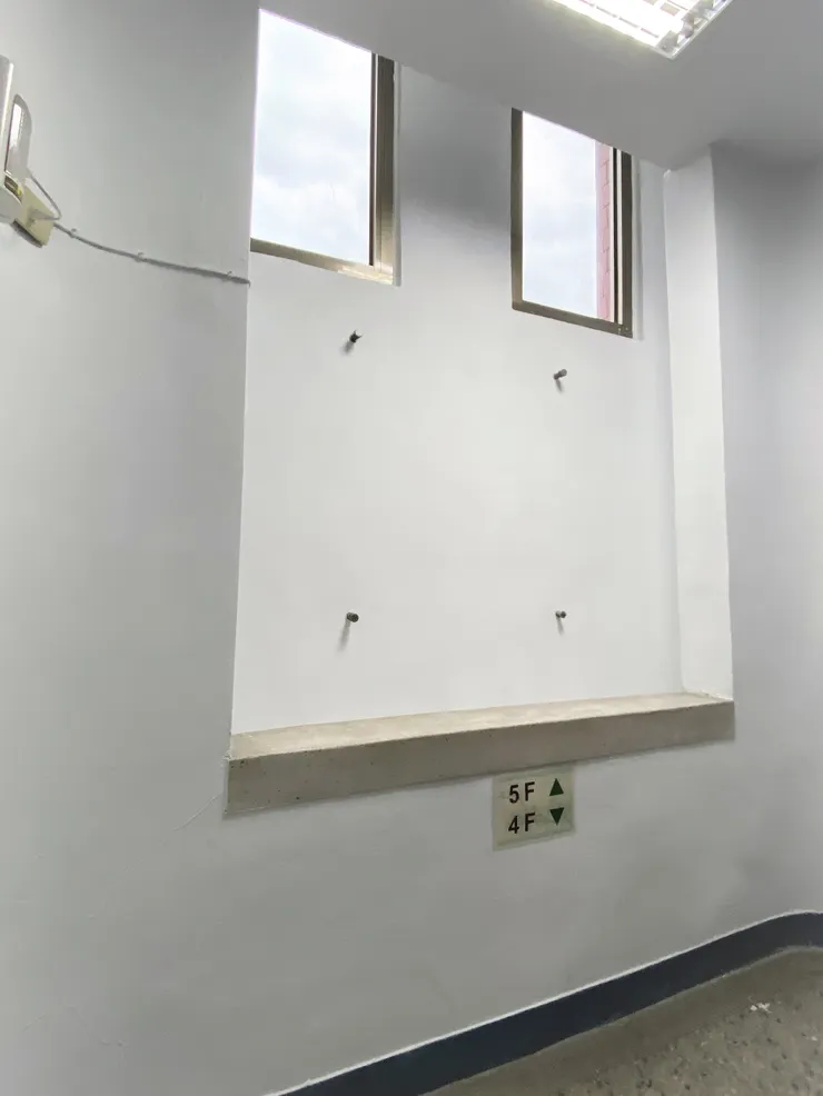 樓梯間並未緊貼外牆，而是一個懸浮的空間，上下有自然的採光