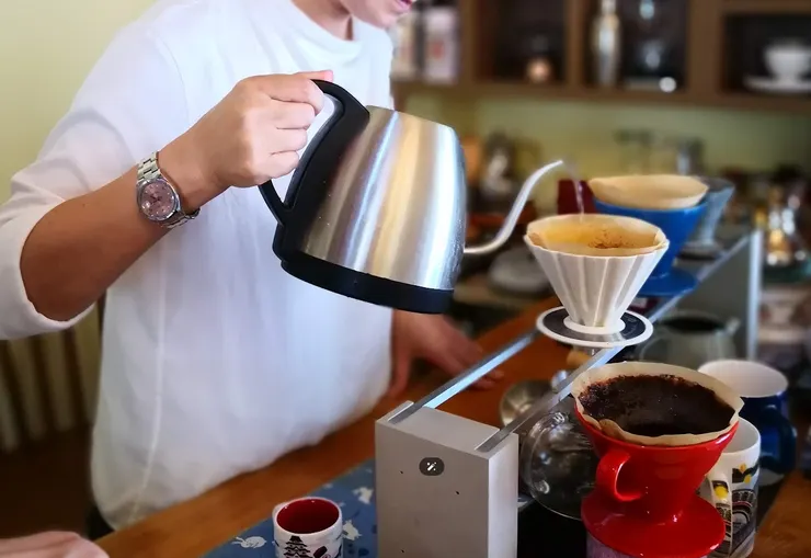 這是許多新手最容易踩的坑。在咖啡界的權威共識中，「研磨質量決定了風味的上界」。手沖壺影響的是注水的穩定度