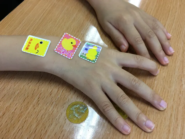 貼在手上的貼紙給予的觸覺刺激給祐相對的回饋。