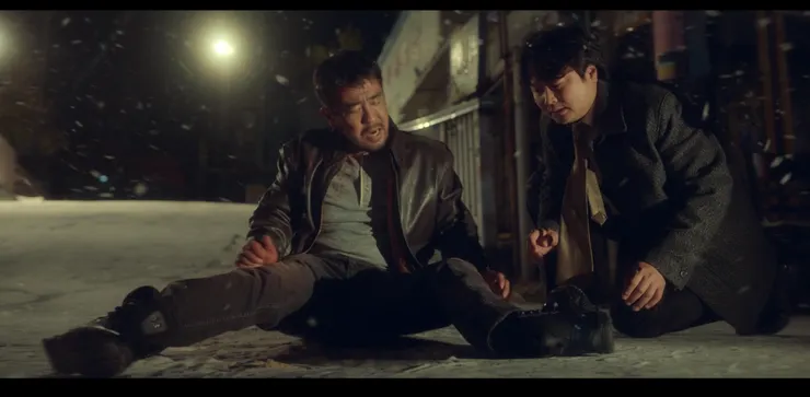 張洙源透過車禍詐欺牟取錢財。（Source: Disney+）