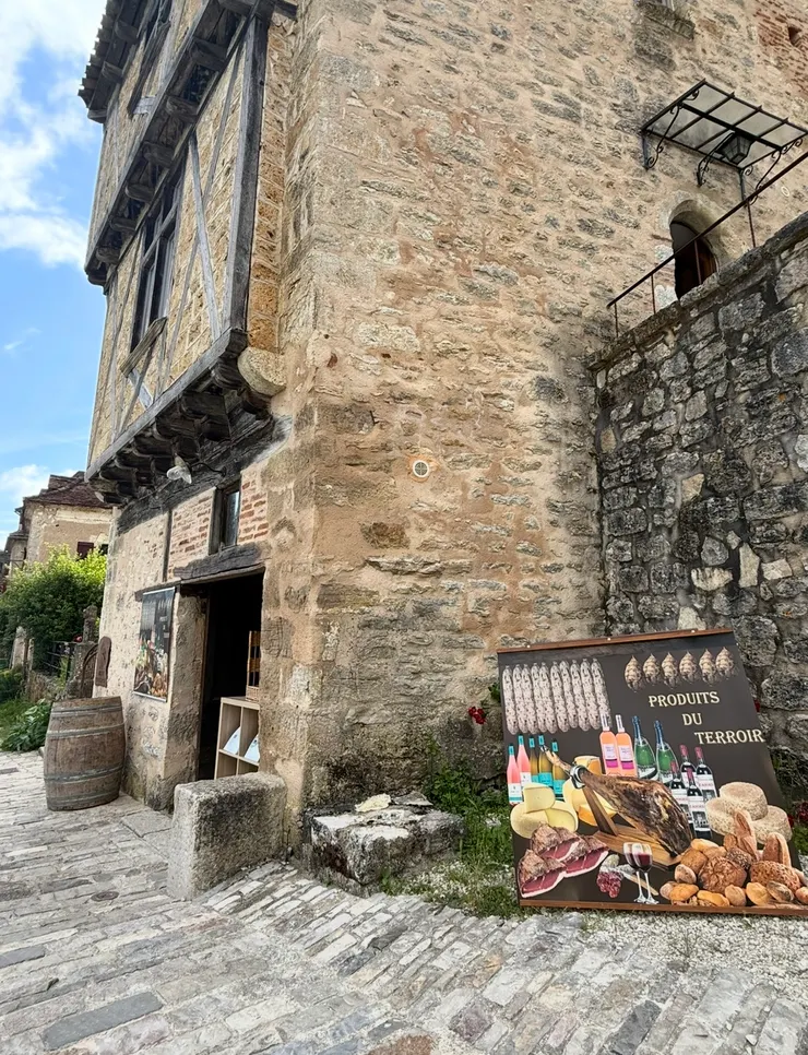 民宿樓下開了一家小店，賣這一些食物和酒
