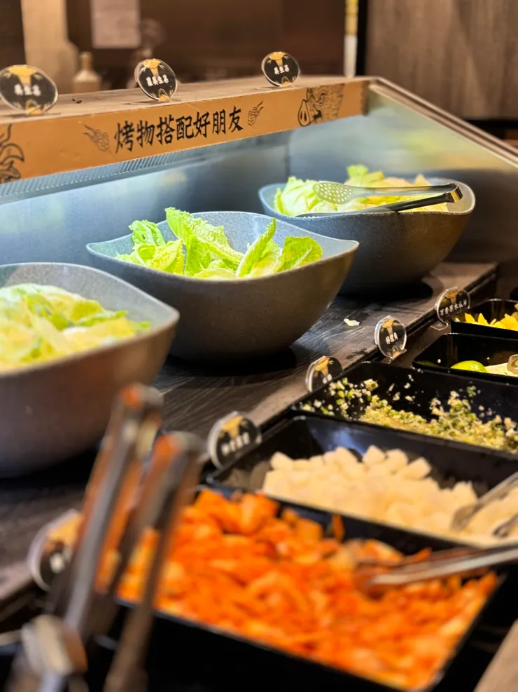 除了有新鮮生菜，另有小菜區多達6種