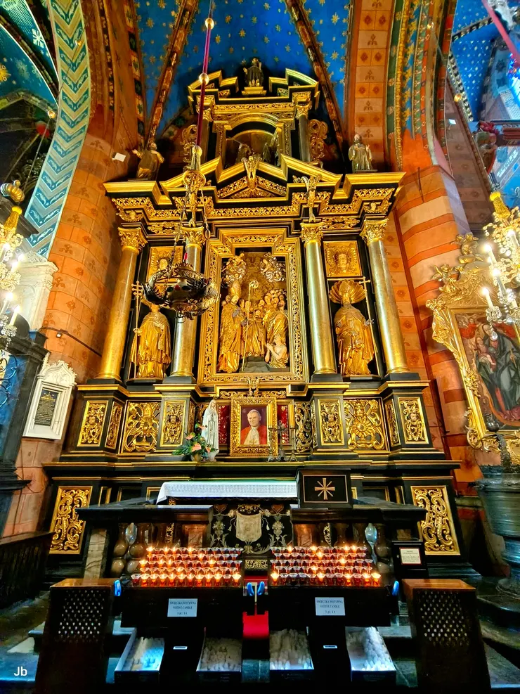 【精美華麗的側祭壇，中心擺放著教宗若望保祿二世（Pope John Paul II）的畫像，他在成為教宗前曾擔任克拉科夫的總主教。】