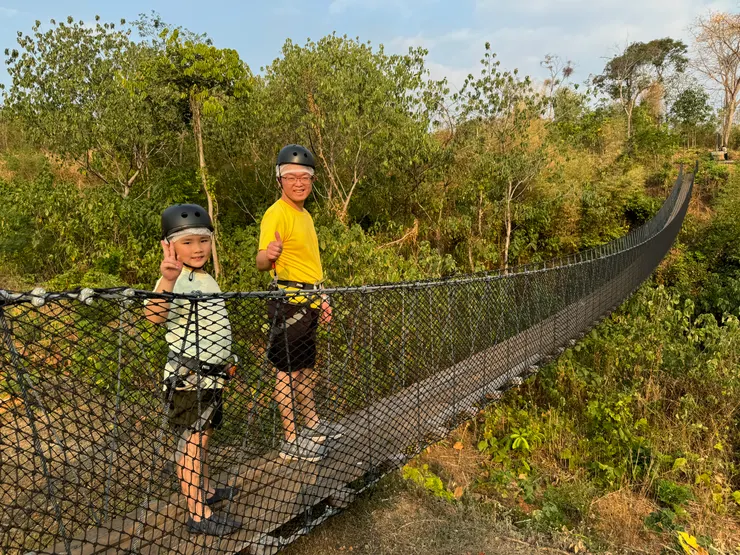 先走吊橋到對岸