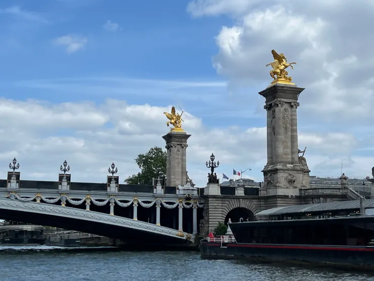 Alexandre III bridge; 這座Alexandre III橋金碧輝煌